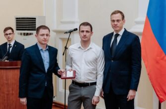 Павел Малков награждает волонтёров