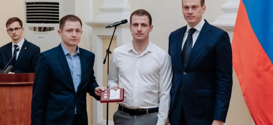 Павел Малков награждает волонтёров