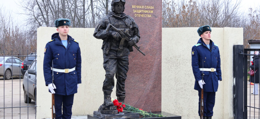 памятник в Рязани «Знамя и честь»