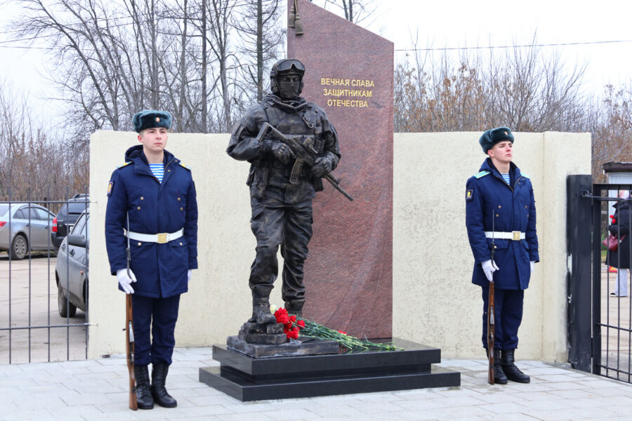 памятник в Рязани «Знамя и честь»